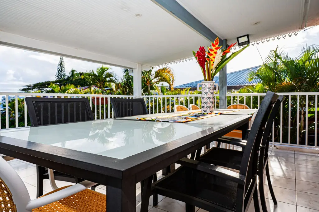 Table sur la terrasse